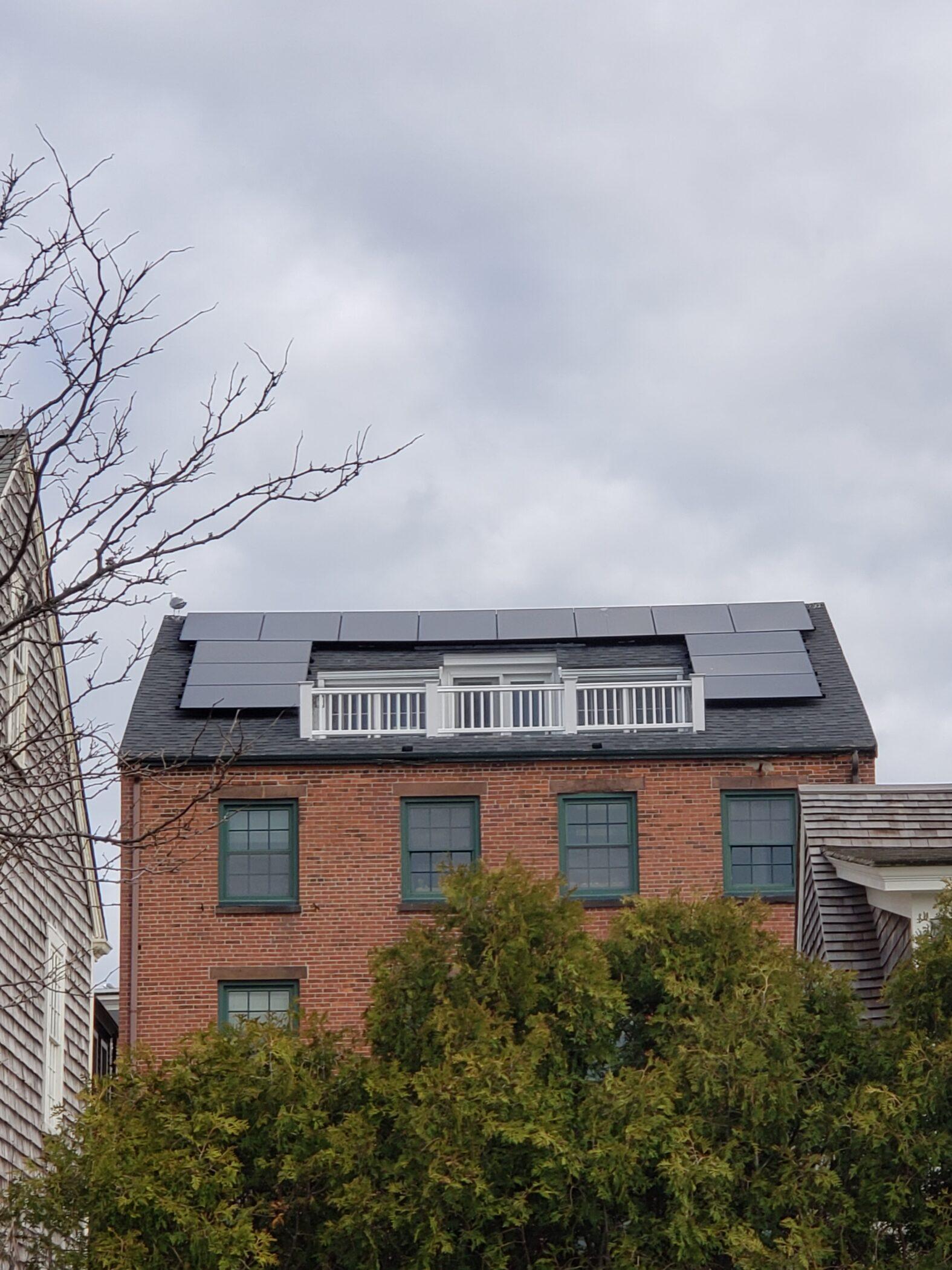 Instalación de paneles solares y pasos hacia una comunidad más ecológica.